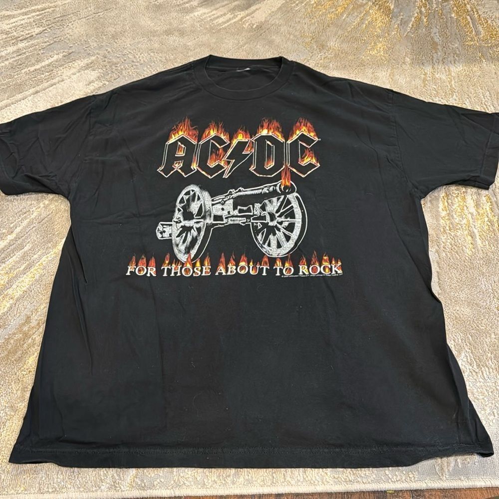VTG 2004 AC / DC FOR THOSE ABOUT TO ROCK WE SALUTE YOU XLT-Shirt FLAMES EUC‎